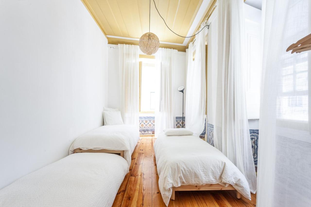 Apartment Yellow Tiles In Center Lissabon