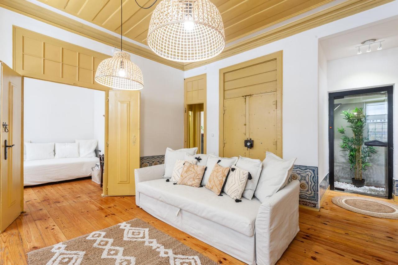 Apartment Yellow Tiles In Center Lissabon