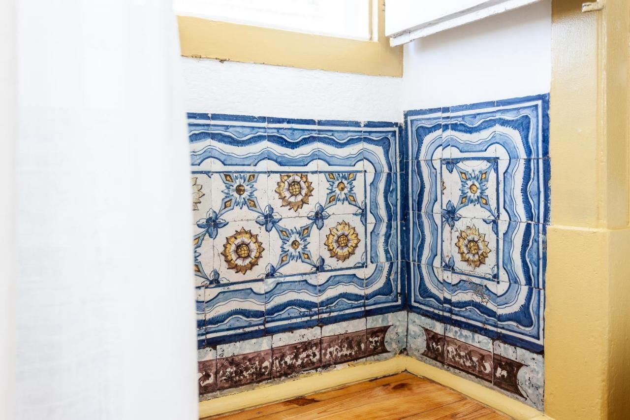 Apartment Yellow Tiles In Center Lissabon