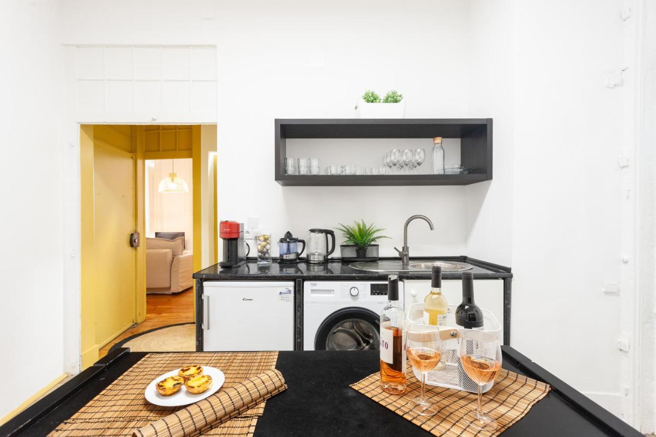 Apartment Yellow Tiles In Center Lissabon